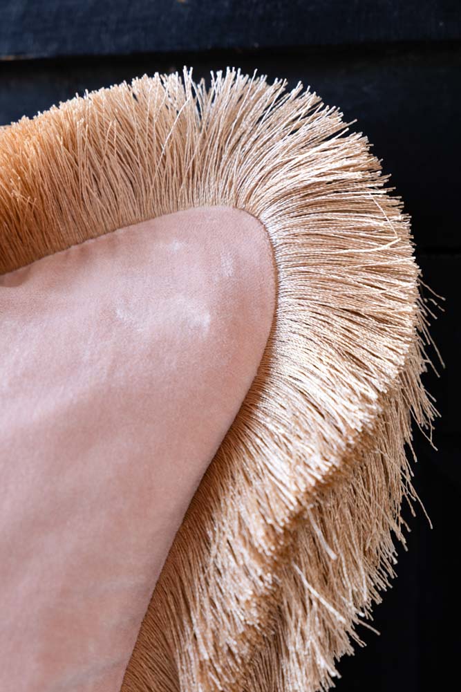 Coussin brodé à double frange en velours rose « Show Must Go On »