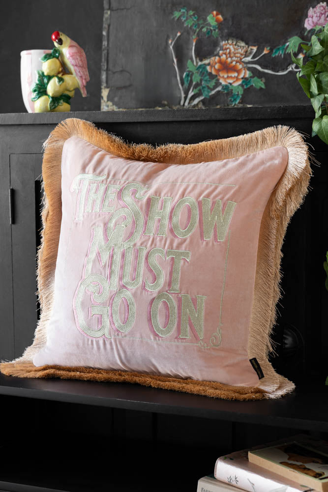 Coussin brodé à double frange en velours rose « Show Must Go On »