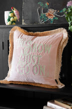 Coussin brodé à double frange en velours rose « Show Must Go On »