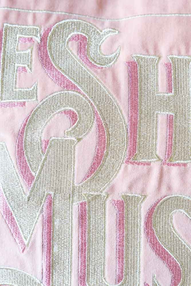 Coussin brodé à double frange en velours rose « Show Must Go On »