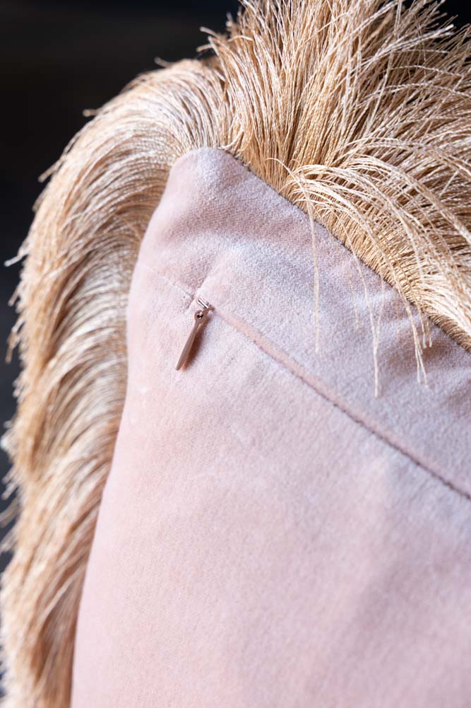 Coussin brodé à double frange en velours rose « Show Must Go On »