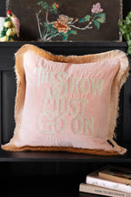 Coussin brodé à double frange en velours rose « Show Must Go On »