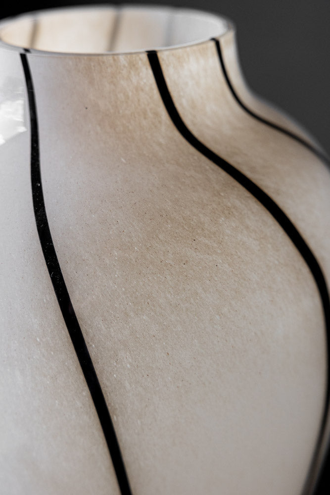 Vase tourbillon monochrome Statement