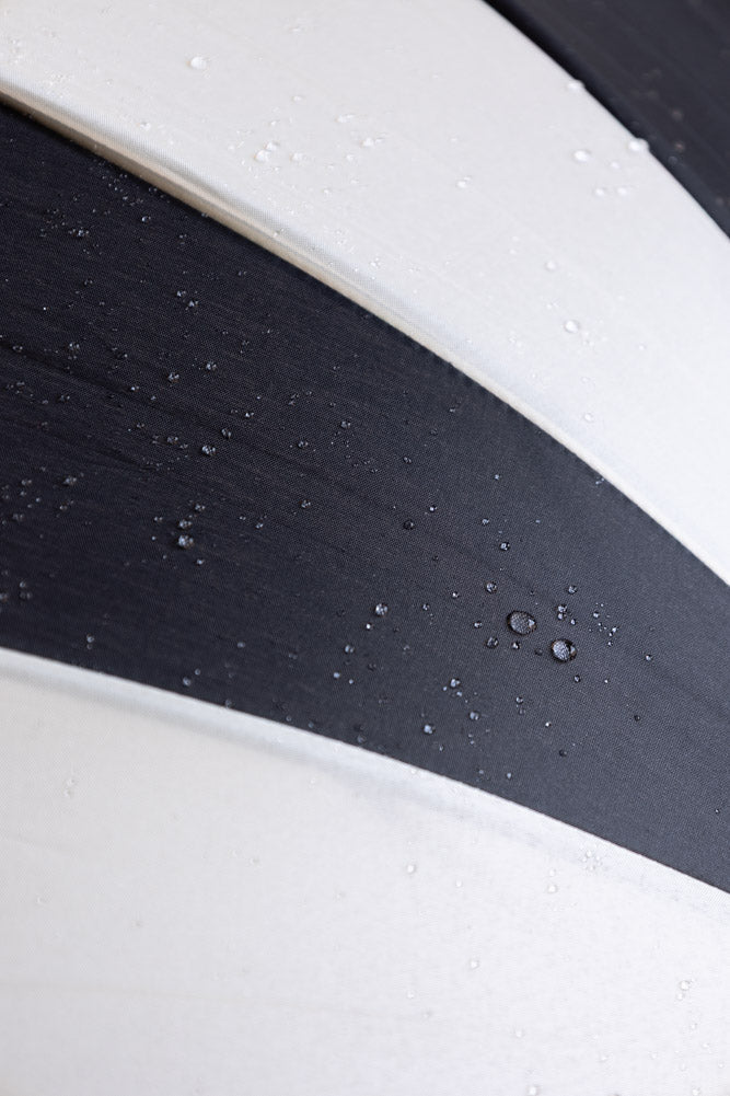 Parapluie noir et blanc Statement