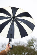 Parapluie noir et blanc Statement