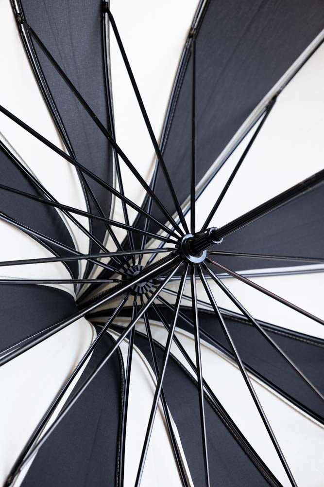 Parapluie noir et blanc Statement