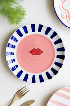 Assiette de service en céramique à bordure rayée et lèvres