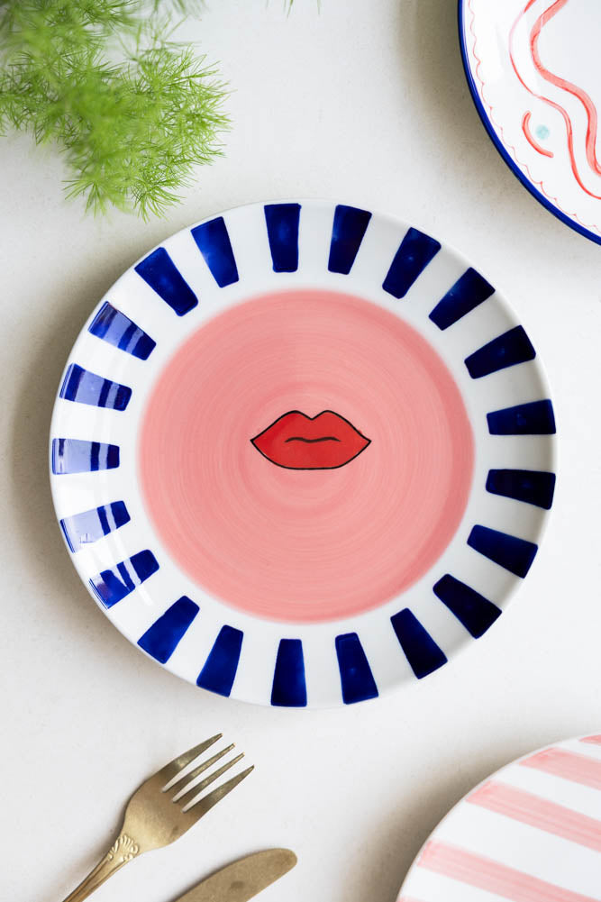 Assiette de service en céramique à bordure rayée et lèvres