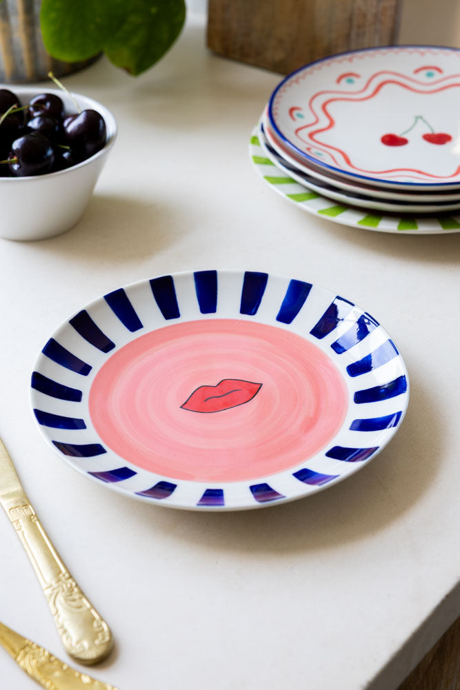 Assiette de service en céramique à bordure rayée et lèvres