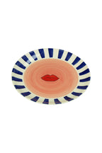 Assiette de service en céramique à bordure rayée et lèvres