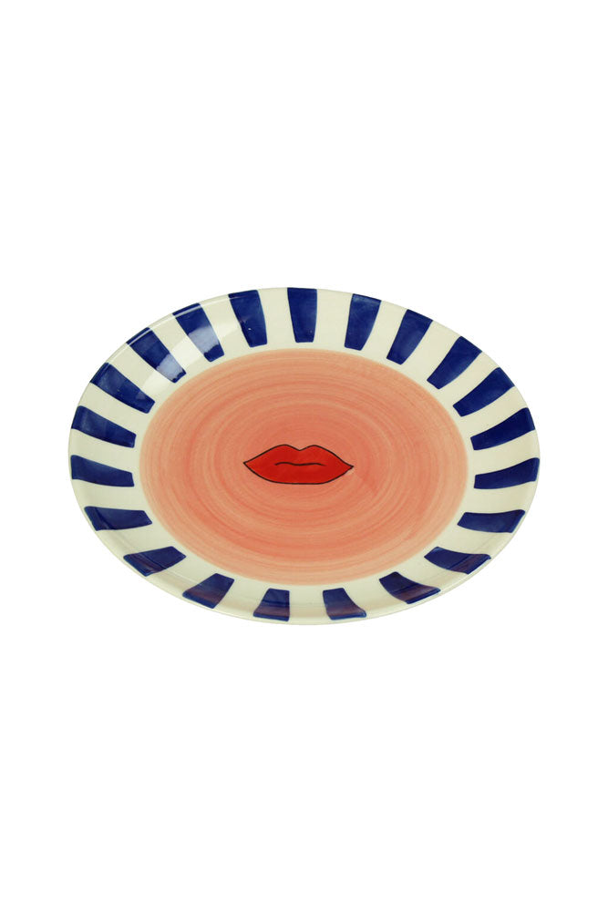 Assiette de service en céramique à bordure rayée et lèvres