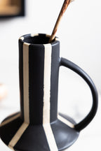 Grand vase rayé noir et blanc avec anse