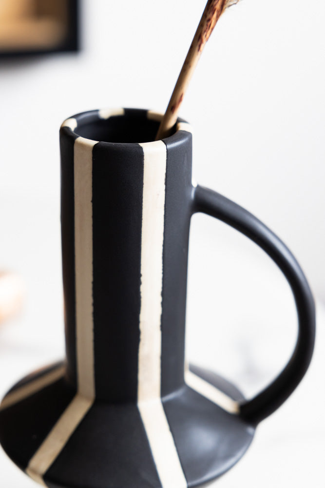 Grand vase rayé noir et blanc avec anse