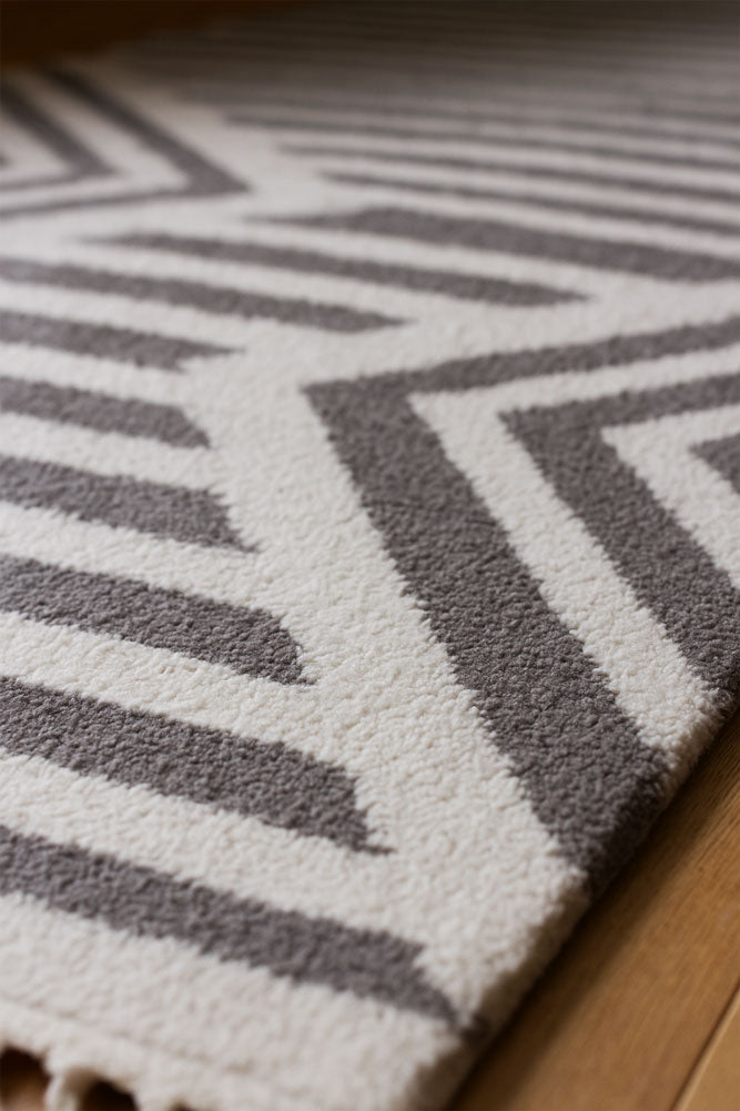 Le tapis Ariana en monochrome linéaire - Disponible en 3 tailles