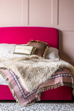 Le lit Jagger en velours côtelé de luxe Harry's Pink - Disponible en deux tailles