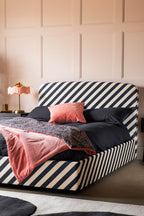 Le lit Jagger en velours Studio Stripe sable et noir - Disponible en 2 tailles
