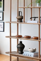 Vitrine à plusieurs niveaux en chêne