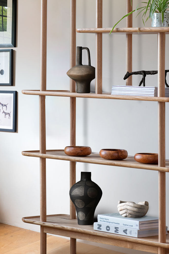 Vitrine à plusieurs niveaux en chêne