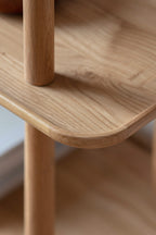 Vitrine à plusieurs niveaux en chêne