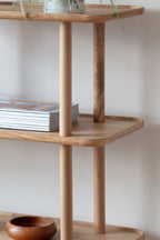 Vitrine à plusieurs niveaux en chêne