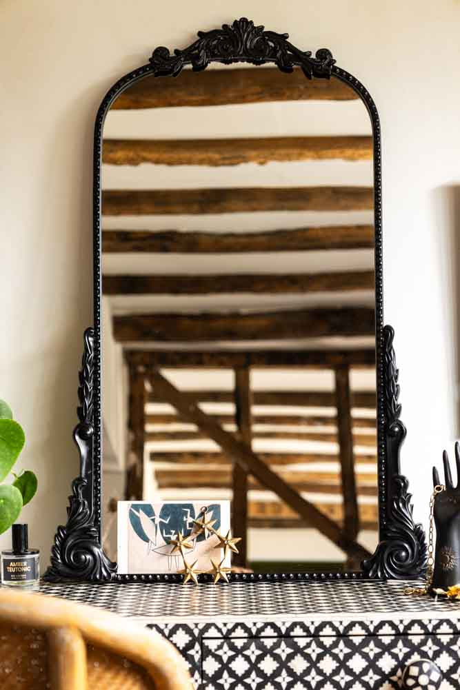 Miroir décoratif à cadre noir d'inspiration vintage