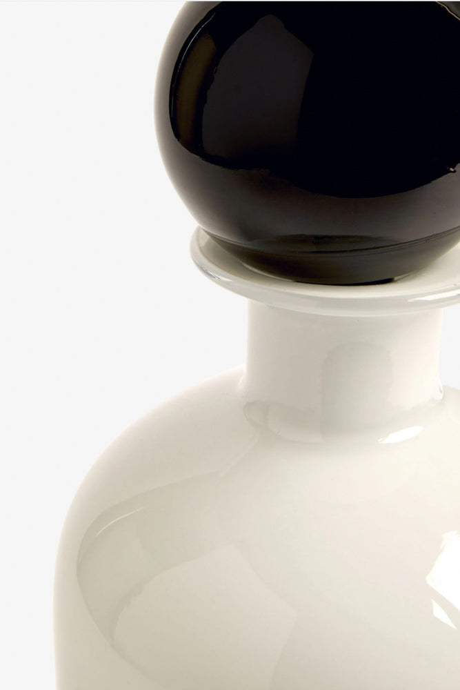 Flacon d'apothicaire blanc et noir