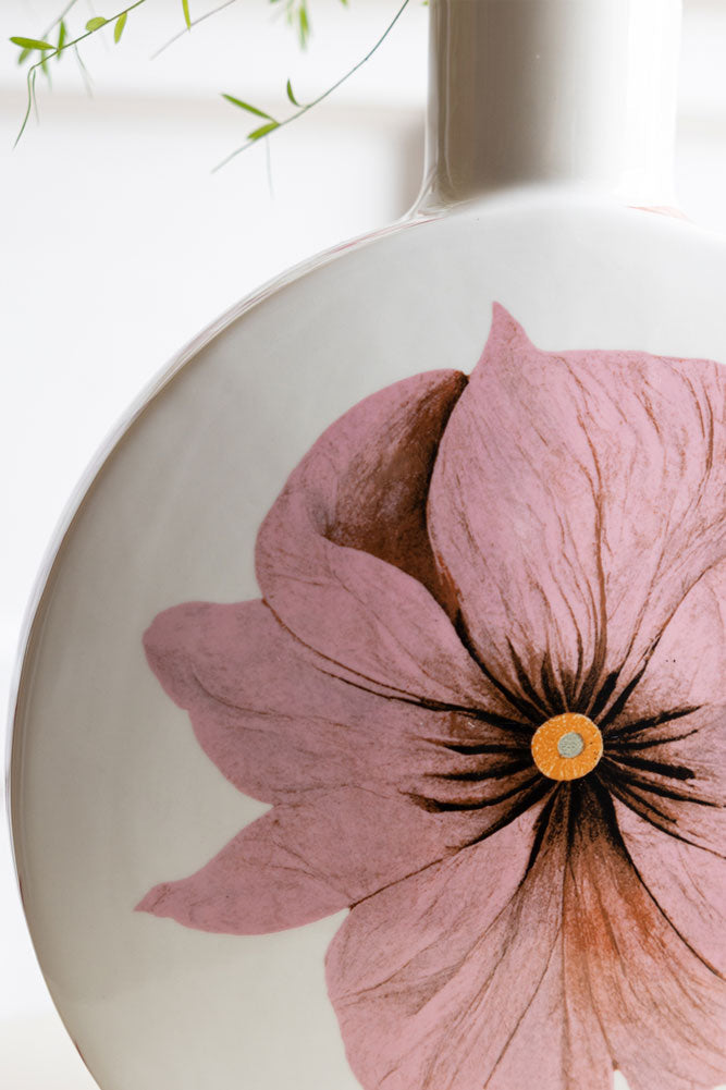 Vase floral blanc et rose