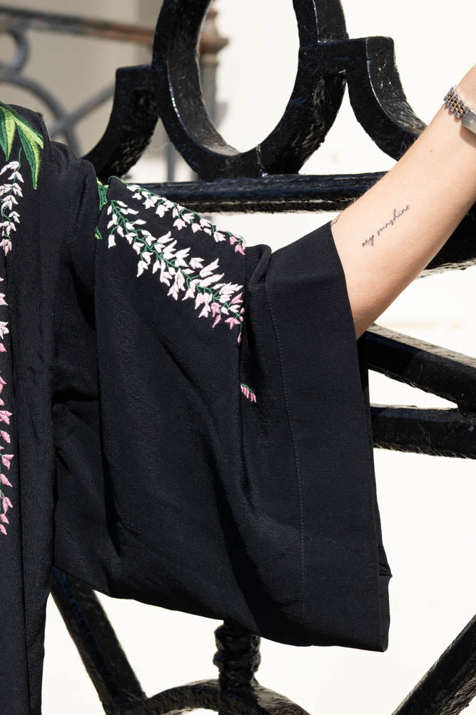 Kimono noir Glycine et chrysanthèmes - Disponible en 2 longueurs