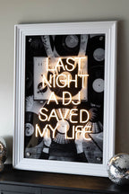 Hier soir, un DJ m'a sauvé la vie... Applique murale néon encadrée - Disponible en deux options